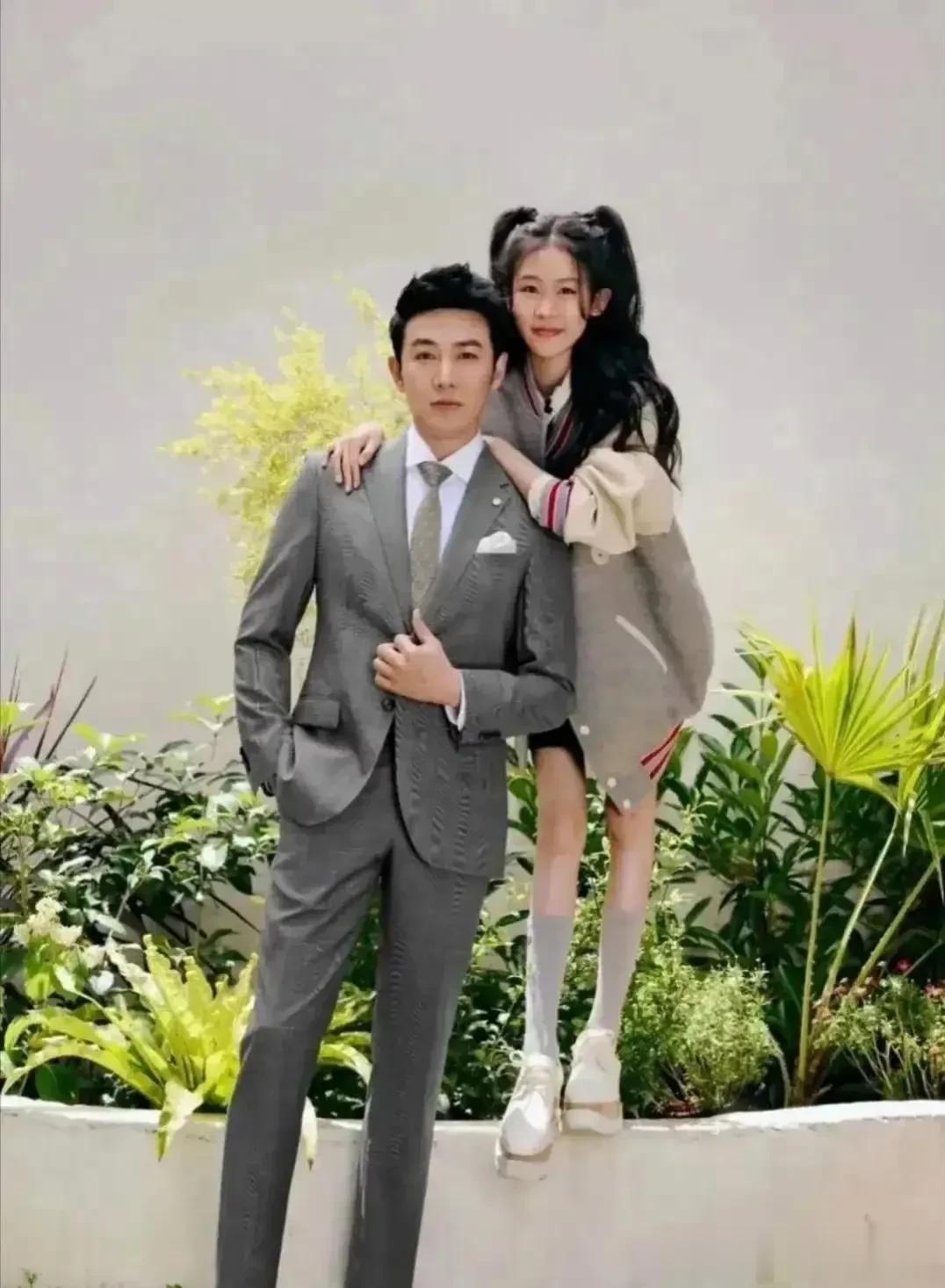 陆毅与女儿！天啊，爸爸太帅，女儿太美，一家人中了基因彩票！ 
陆毅与鲍蕾更让大家