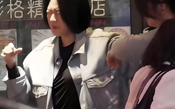 小S街头崩溃痛哭，回应说又想姐姐大S了！
 
大S活着的时候就是小S的靠山，但是