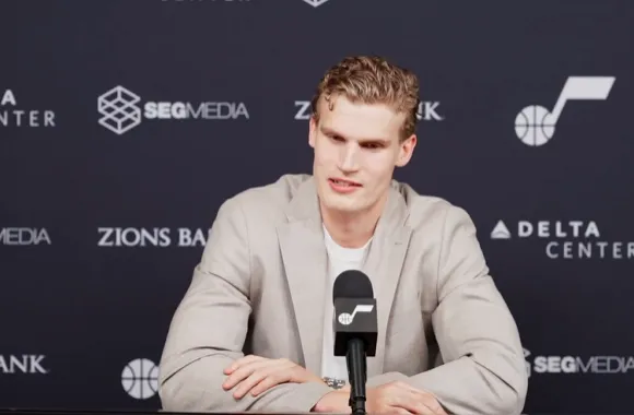 爵士本赛季常规赛结束，前锋马尔卡宁接受了采访。

被问及是否认为下赛季爵士的阵容