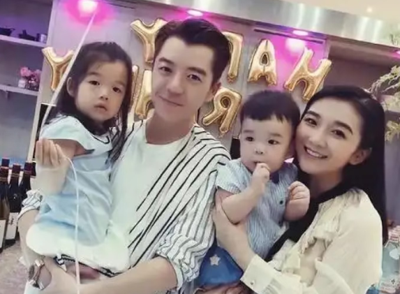 王栎鑫吴雅婷同时上热搜意难平
两人和平分手，如今各自安好，离婚五年，却零绯闻
吴