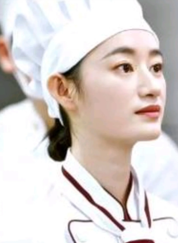 导演是不是睡着了让郭晓婷来演厨师

郭晓婷被提拔新主厨，来找事的顾客一看她就说是