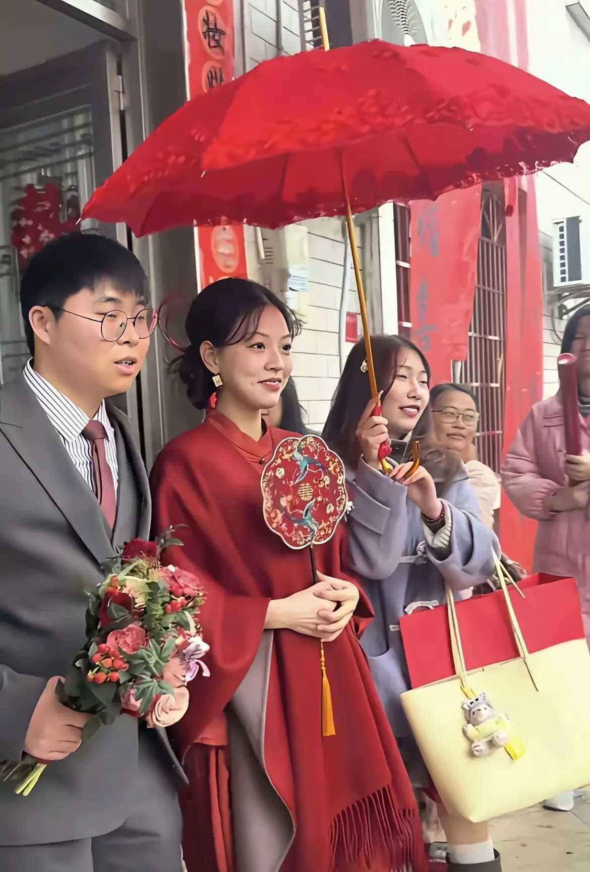 新郎一看就是个老实人啊