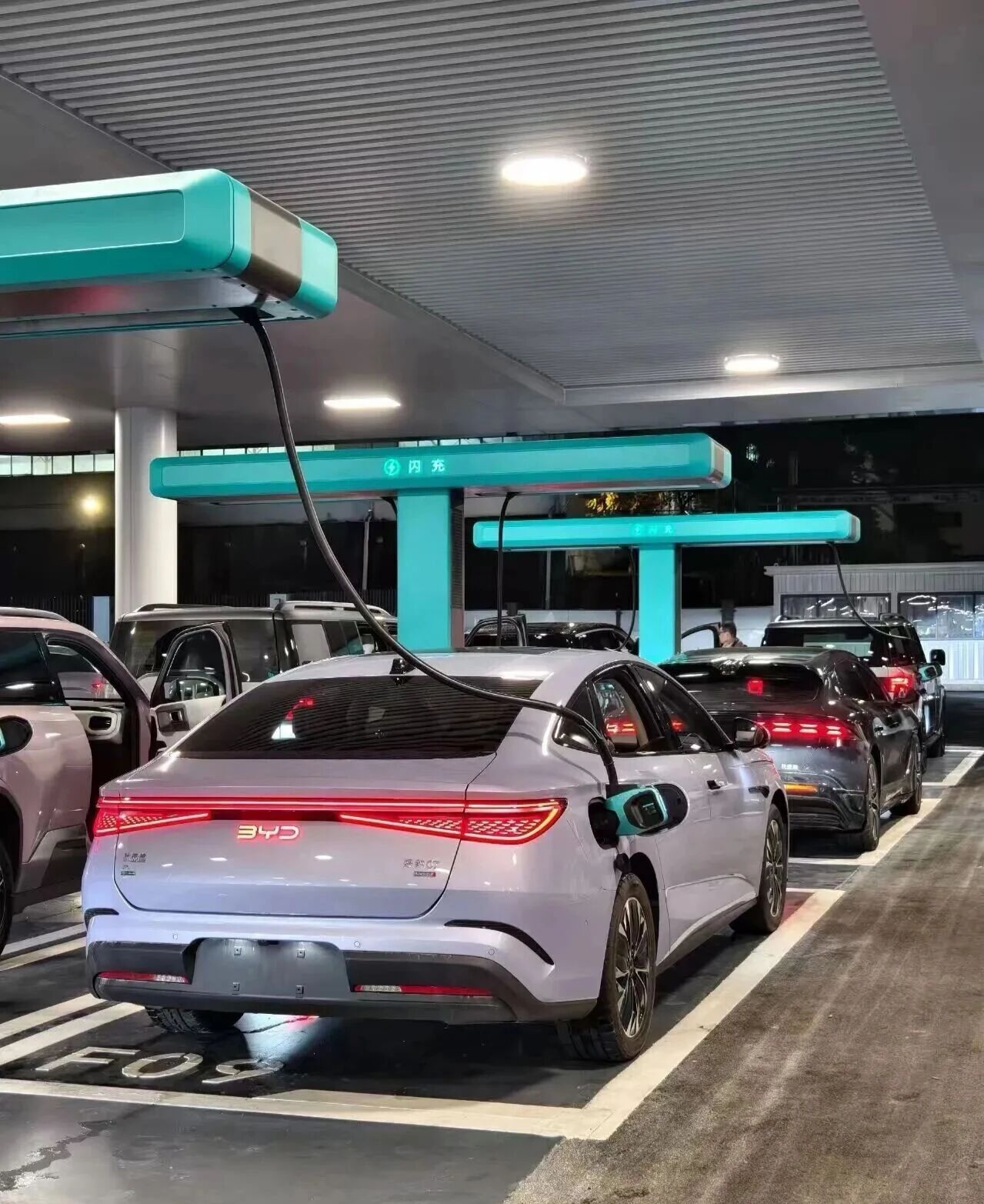 2月28日消息，比亚迪闪充正式上线广东深圳比亚迪总部闪充站，很多支持兆瓦闪充的比