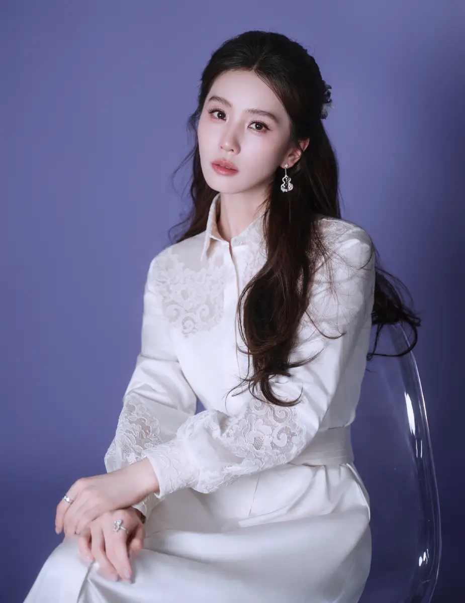 刘诗诗穿纯白蕾丝刺绣裙优雅迷人！秒变清冷感美女