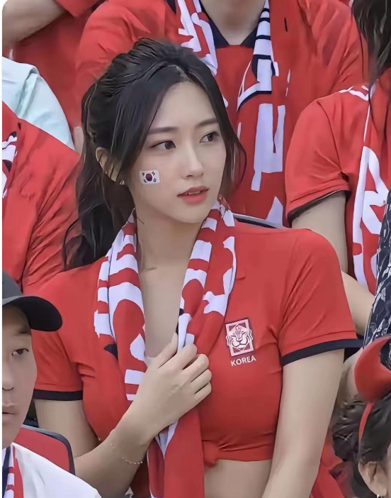世界杯上的这位韩国女球迷一下子火了，长相甜美，笑容很治愈，颜值特别出众，吸引了好