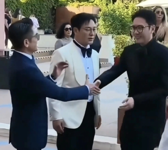 张颂文招呼冯绍峰和郭富城打招呼
那气势像招呼自己的小弟一样，冯绍峰则一路小跑伸出