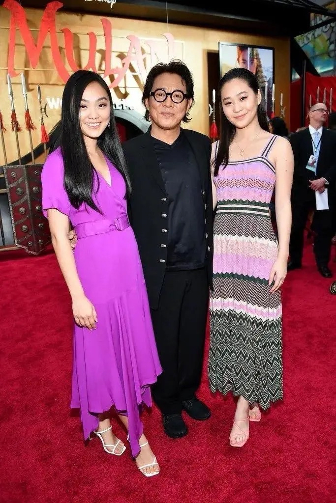 李连杰利智一家四口早年合影照！现在看二女儿Jade和年轻时的利智长得一模一样。