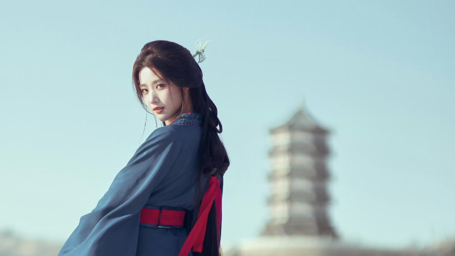 卢昱晓战国袍造型