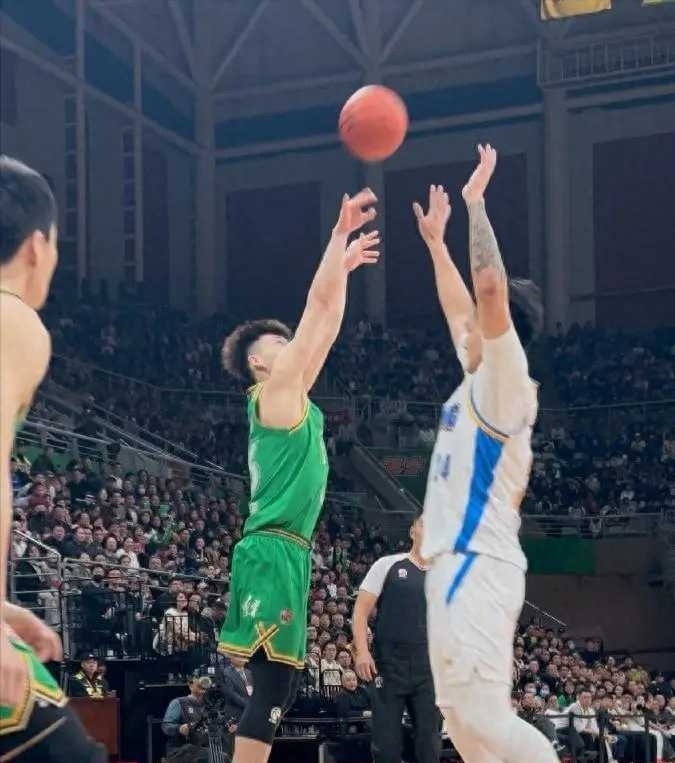 辽宁男篮vs北京男篮CBA常规赛焦点战中，北京首钢客场以93-83逆转辽宁男篮，