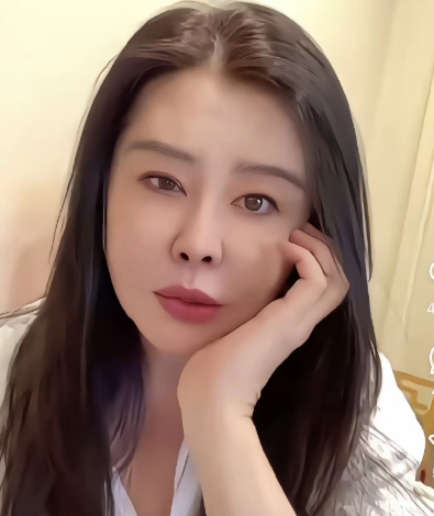 王祖贤越看越不对劲，
​她明明已经58岁了，
​身材走样，皮肤松弛，头发花白，这