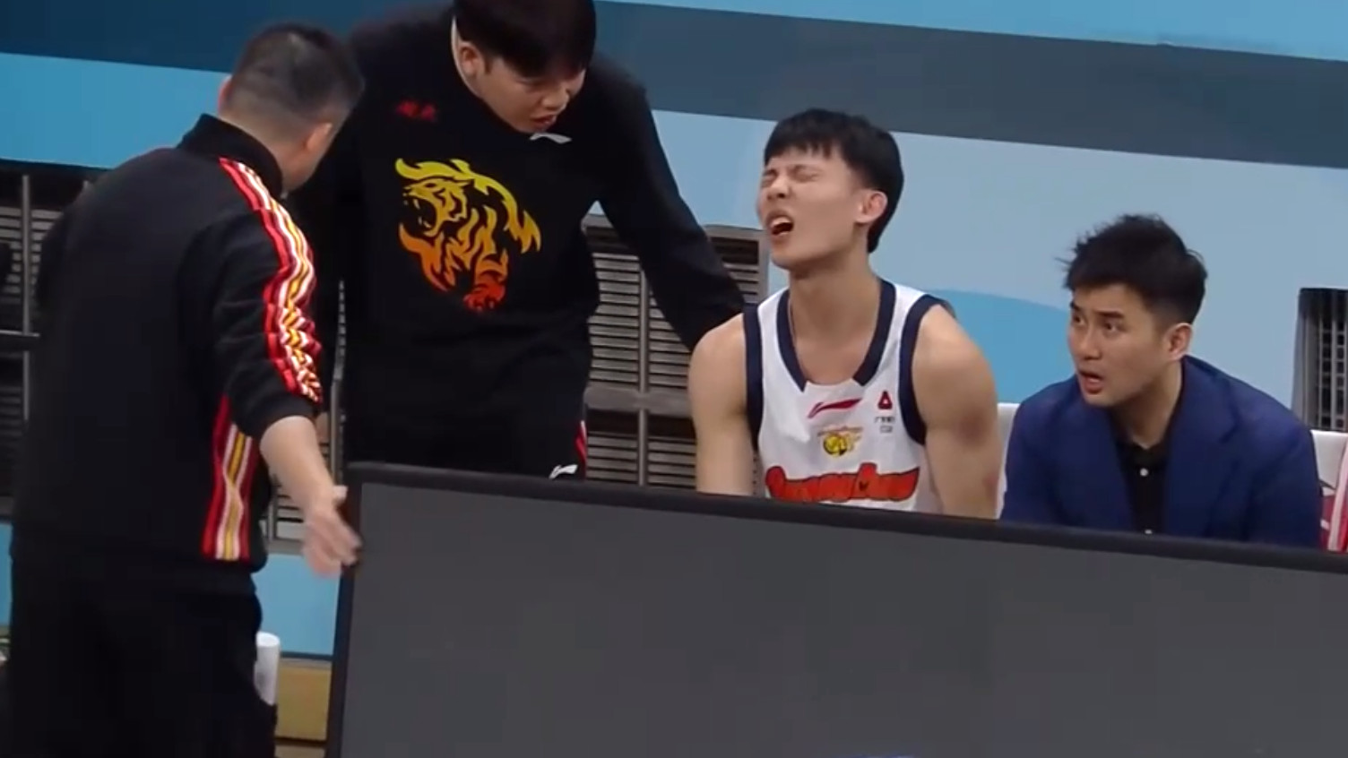 全场53犯76罚！宁波队史首胜广东！3人毕业徐杰伤退，杜锋脸色沉重