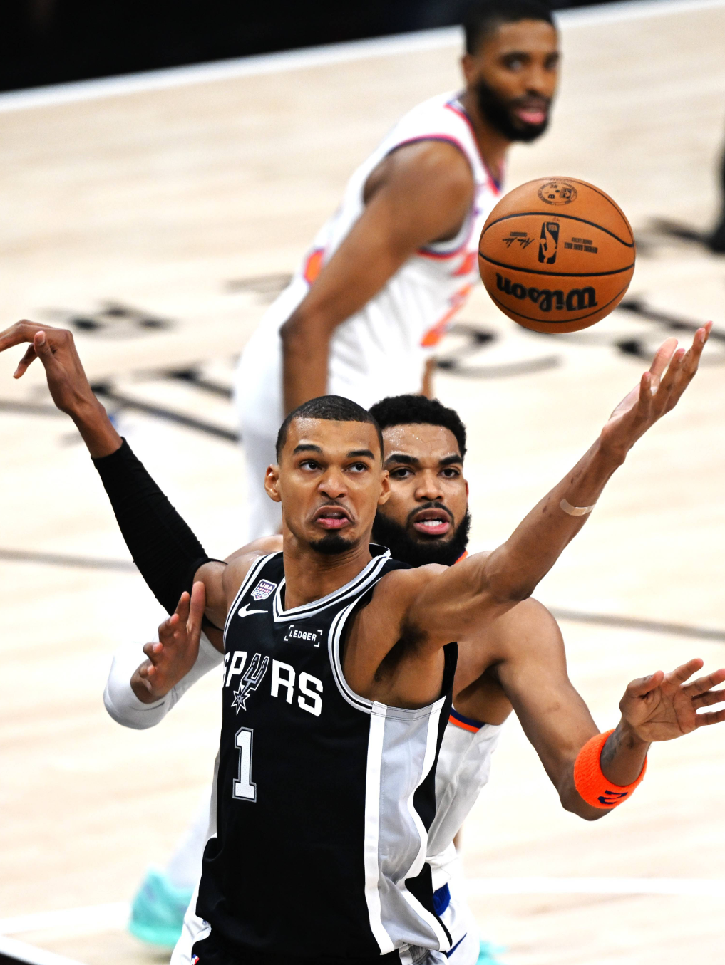 NBA总决赛尼克斯VS马刺G3分析
尼克斯方面：全员出战
马刺方面：全员出战
马