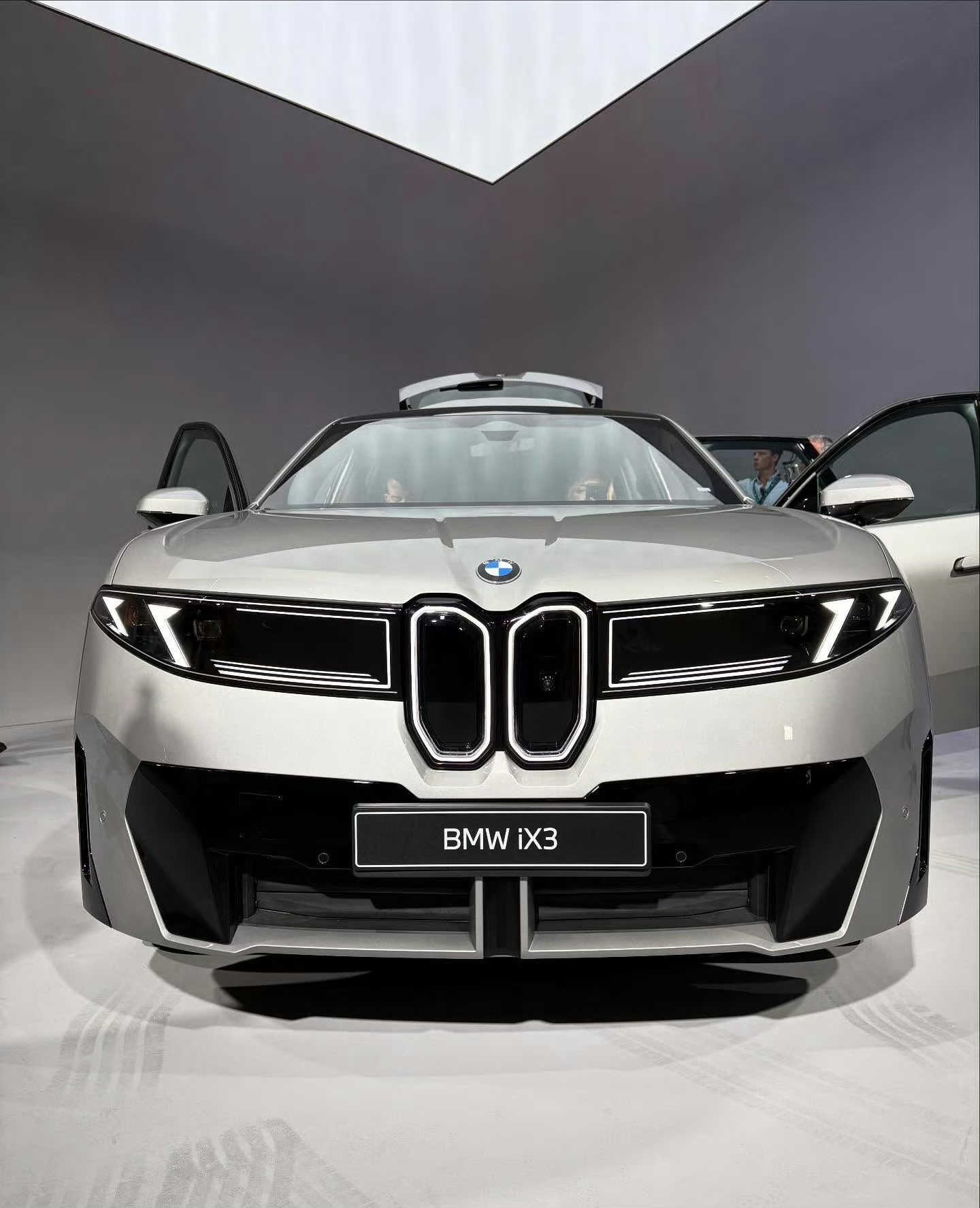 宝马ix3亮面空间银实拍，看着质感非常足，自带未来科技感。

相对于磨砂银亮面会