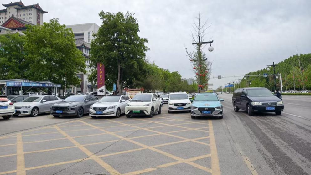 曲阜星光天地违停乱象：为民窗口前，治理不能“缺位”