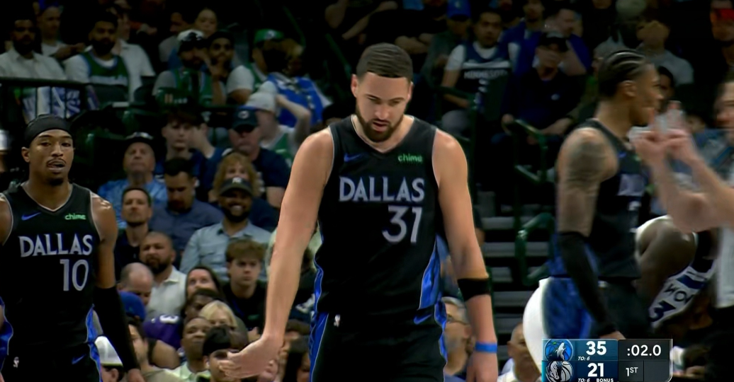 独行侠球星汤普森真是太糟蹋机会了！在今天独行侠主场迎战森林狼的比赛中，目前双方半