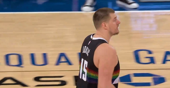 掘金客场跟尼克斯的双加时比赛，首节的时候斯宾塞琼斯就跟唐斯脑袋碰脑袋，结果脑袋更