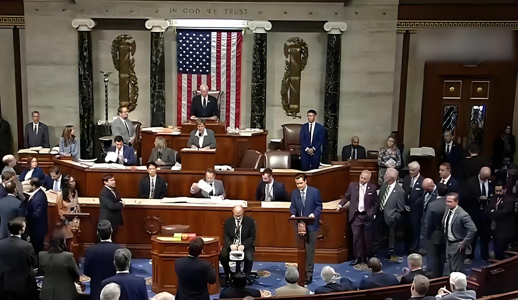 佩服！川普把民主党当作美国最大敌人，美国这下真的要闹得不可开交。

昨天，川普发