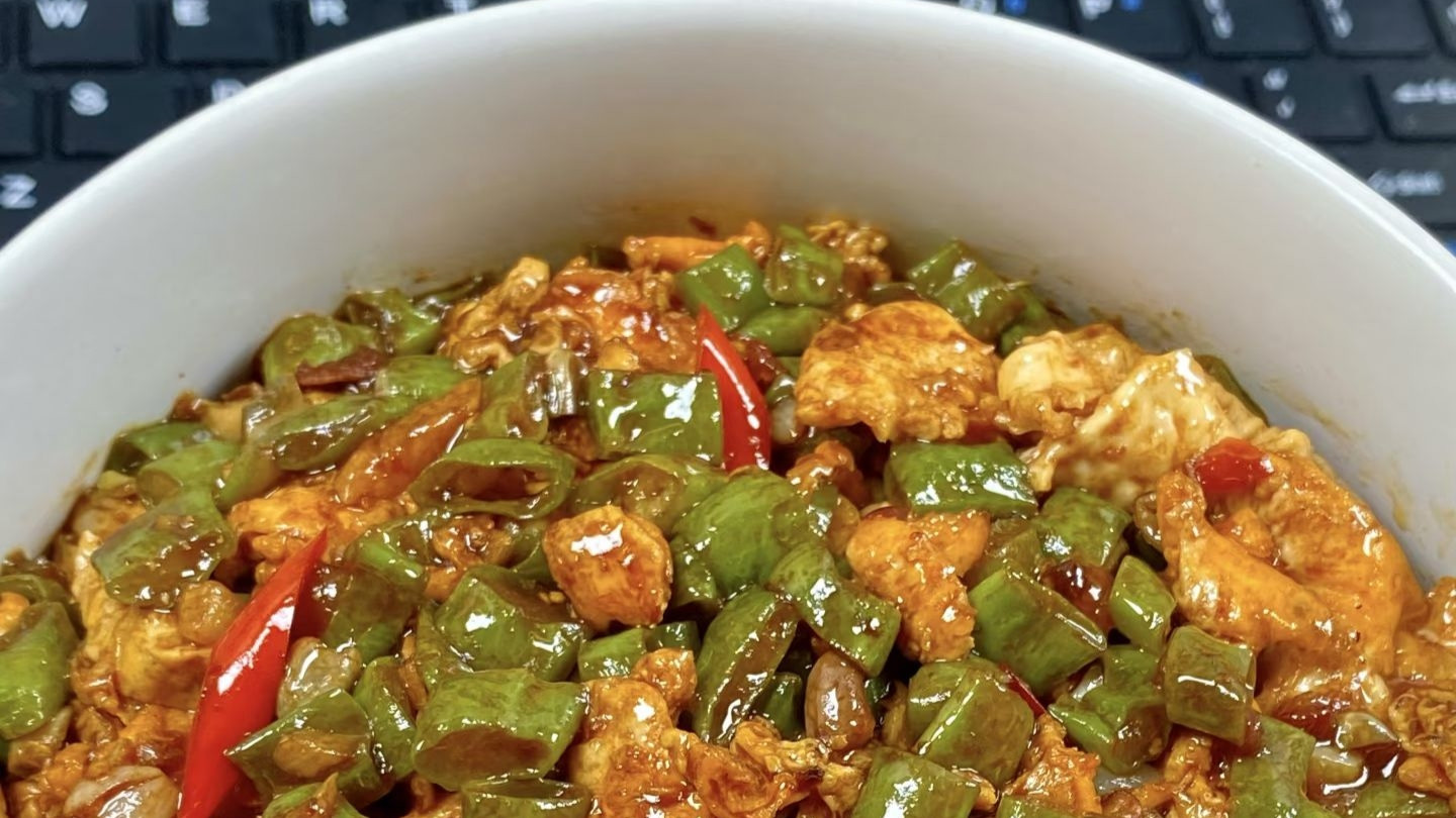 家常餐桌的黄金搭档：暖心暖胃的豆角炒鸡蛋