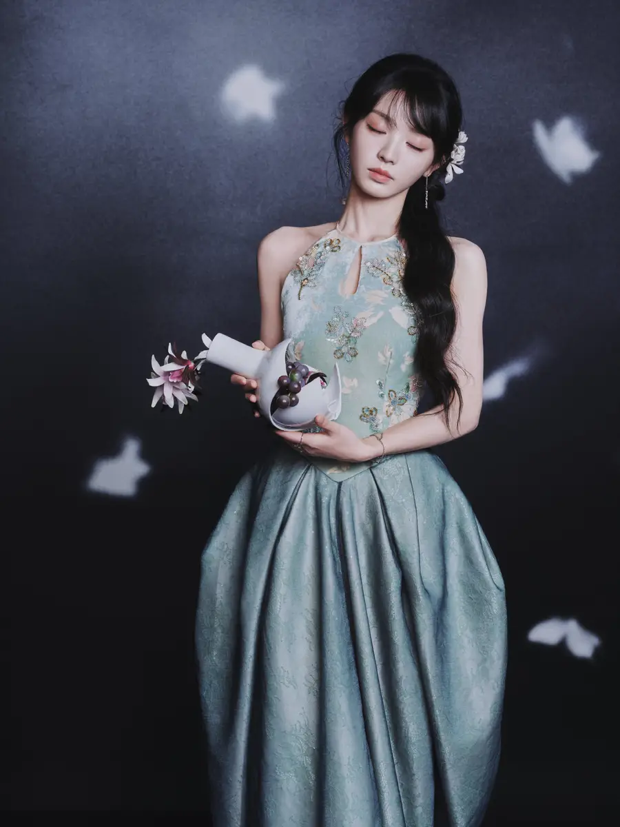 田曦薇簪花发型灵动温婉 穿青釉礼裙尽显东方雅致