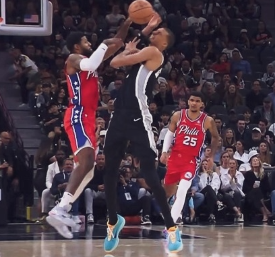 文班亚马MVP悬了！今天对阵76人被保罗乔治拉拽手臂倒地！表情很痛苦！
在第二节