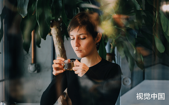 婆婆在年夜饭当众磕头诬陷我，只为将老公一千万入赘豪门，却在离婚后得知我是首富独女时彻底崩溃