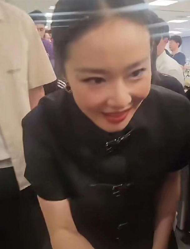 大嫂高叶的小助理
在现场的随手举动，体现出自己专业素质能力的高超。
原来跟闺蜜一