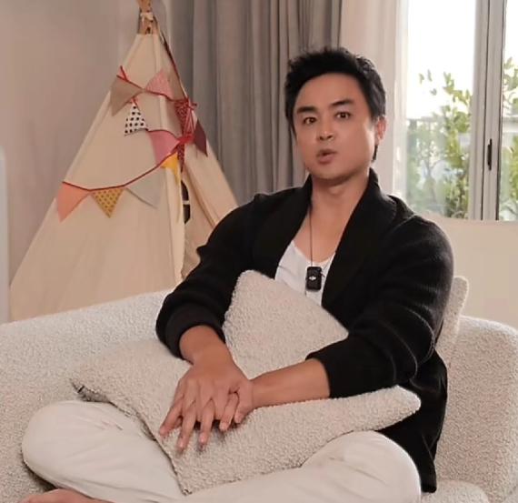 初代偶像明道他完全不掩饰
直言9成看上的东西，都可以买回家，换谁不得羡慕一句“钞