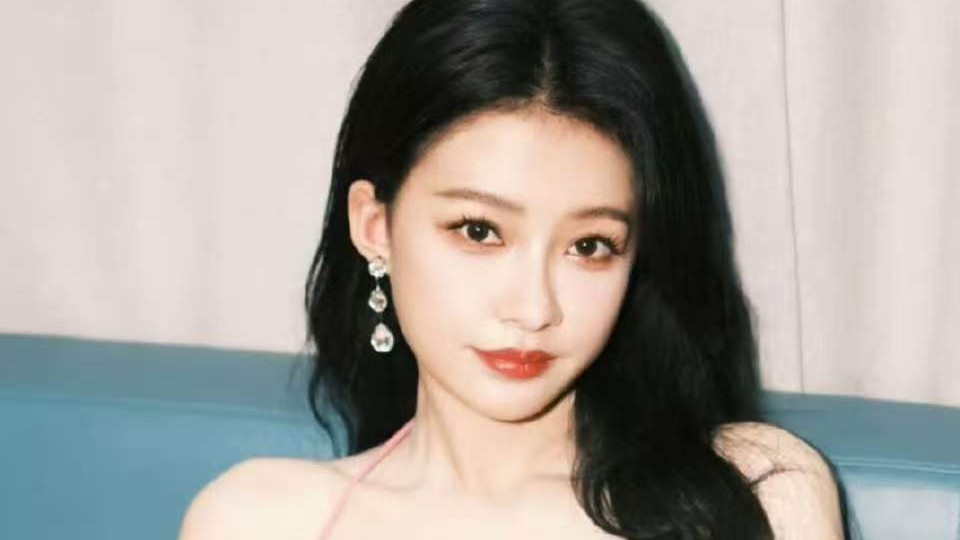 孙怡红裙回眸惊艳全网，粉丝集体喊话：什么时候才能“原谅”现偶？