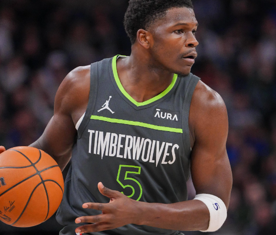 全队进攻点全都靠爱德华兹发起，爱德华兹受伤，大腿明显发不了力，所以效率低投不进，