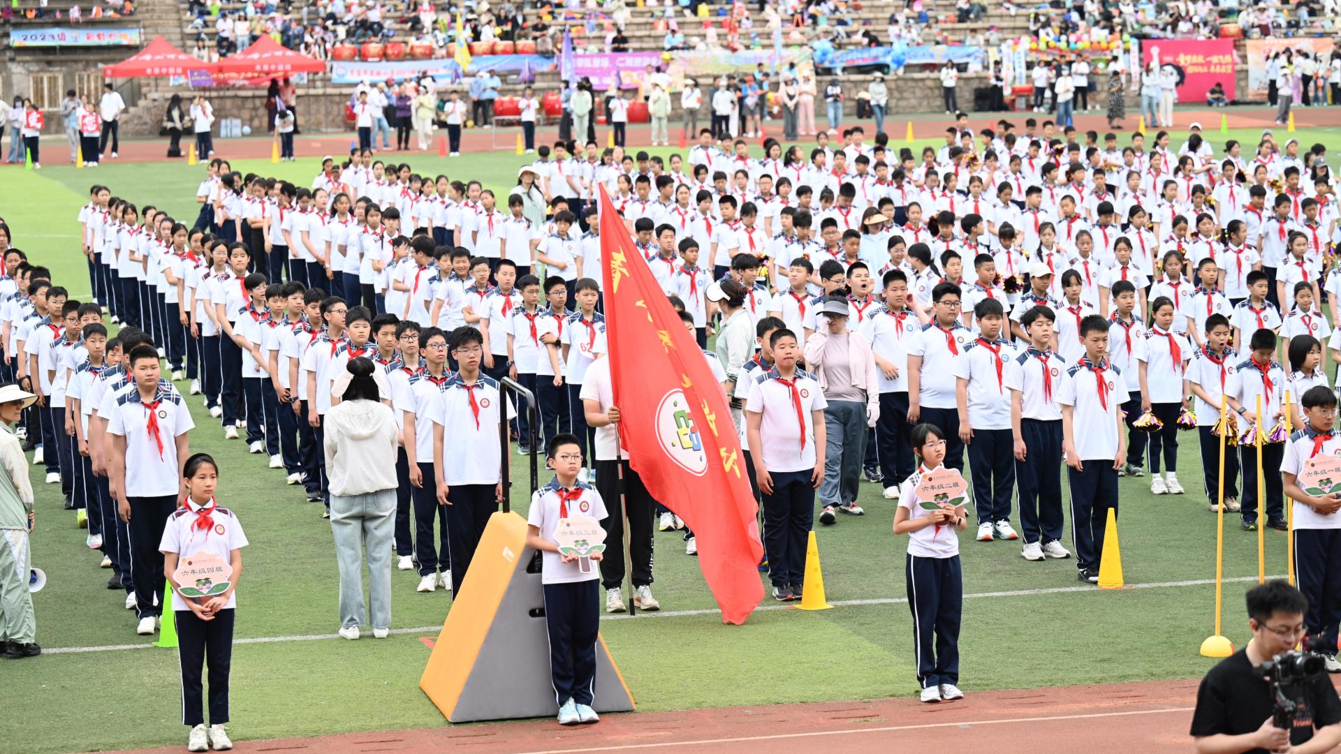 榉树摇曳迎初夏 童心奔跑庆六一 ——青岛市实验小学2026年庆六一趣味田径运动会隆重举行