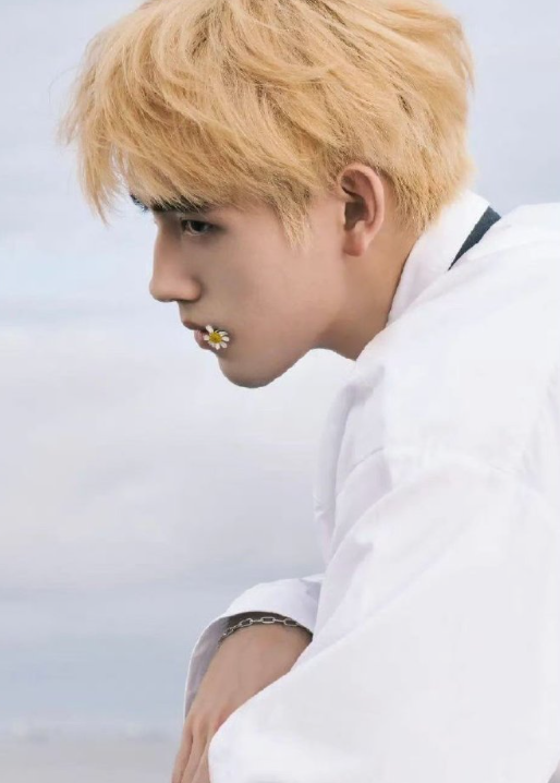 被陈飞宇的眉眼狠狠拿捏！舒展时是少年意气风发，低眸凝神时又满是故事感，颜值优势被