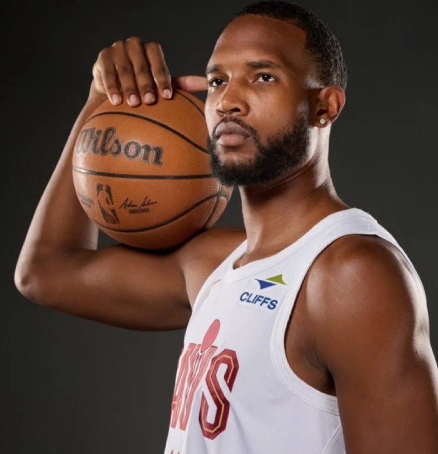 据NBA记者Sean Deveney的报道：
联盟不少业内人士都在猜测，多诺万-