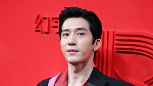 井柏然现身澳门 REM 幻宇启幕活动，造型时髦氛围感拉满