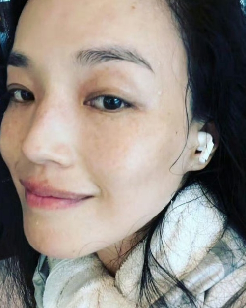 舒淇大大方方说“我也老了，皮也松了，眼尾一笑也一大堆皱纹”。

这段话，真的温柔