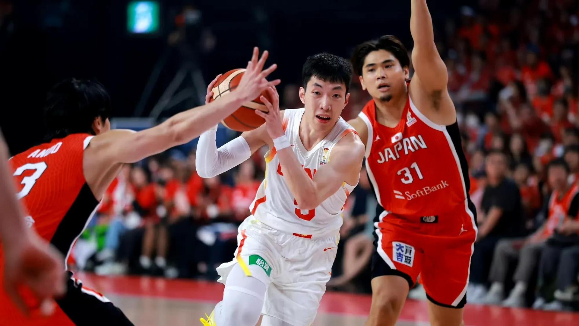 中国队87-80日本！贺希宁带队打出17比2逆转，绝境下球员自我拯救