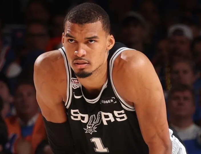 NBA名宿沙奎尔-奥尼尔表示：如果是巅峰时期的自己，文班亚马根本防不住他：
"别