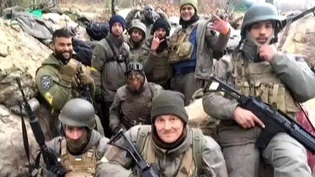 看了7分钟“俄乌战场直播”，7个立陶宛狠人当场吓到买站票逃跑！