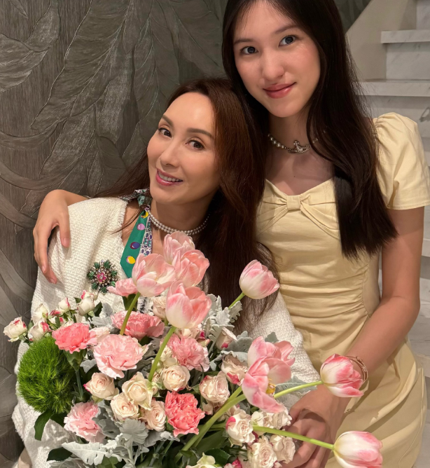 老牌港星郭可盈在个人社交平台晒出温馨合照
罕见放出的母女同框照，一下子引发了网友