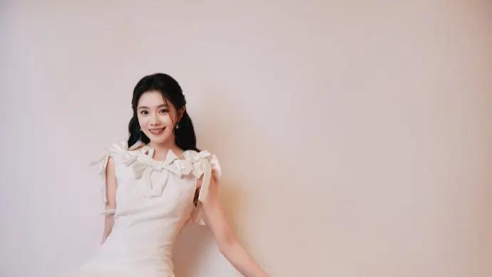 刘浩存直播惊艳全场！“在逃公主”造型美出新高度