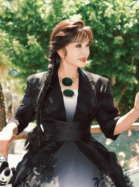 刘晓庆北京玫瑰园的别墅因违建早在半年前就被当地政府通知需要拆除
但是刘晓庆置之不