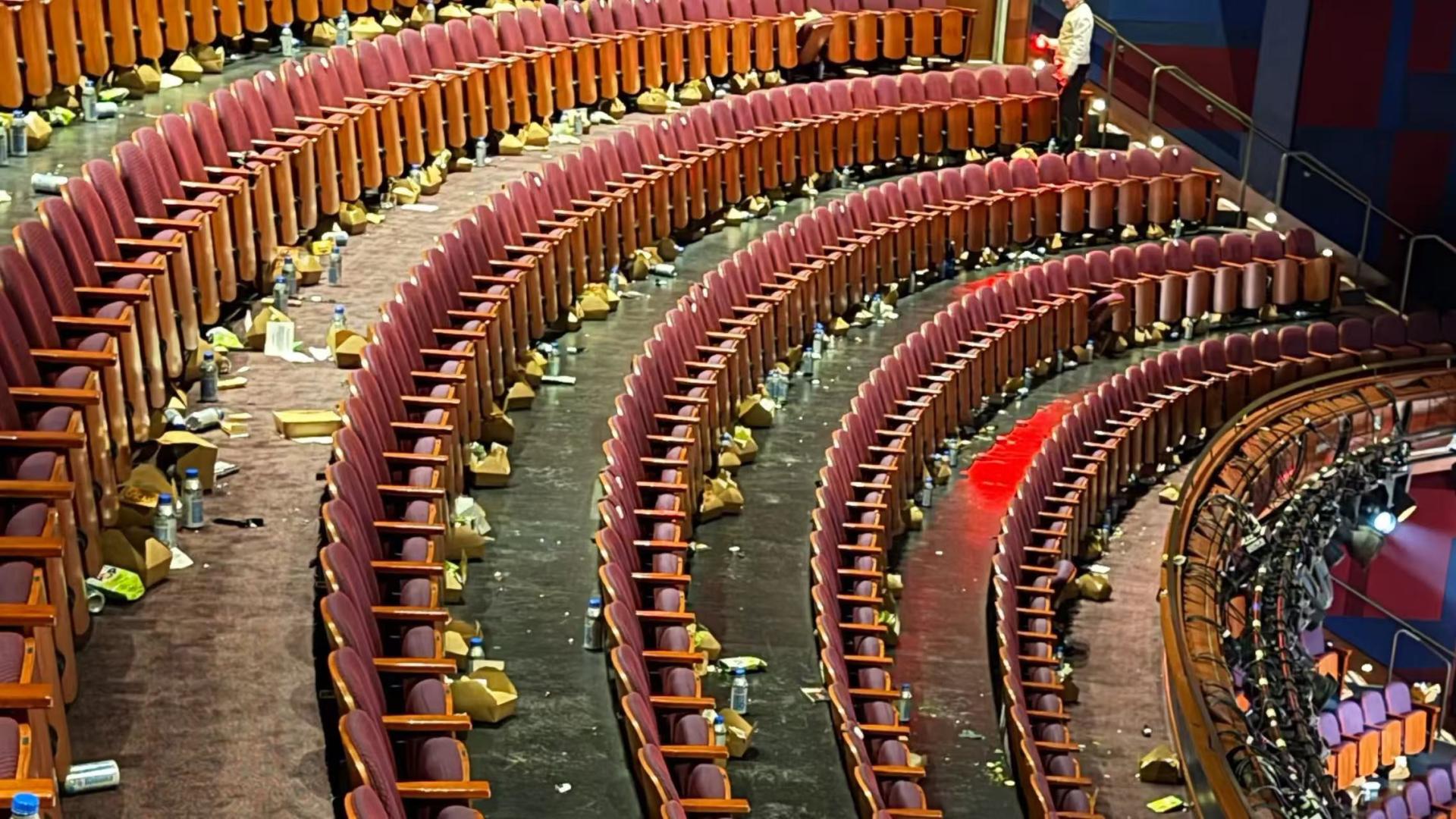 奥斯卡落幕留狼藉，杜比剧院满地垃圾，明星遭批伪善