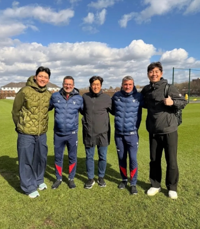 原成都蓉城主教练徐正源近期开启了自己的欧洲行，带着助教拜访了英超水晶宫
徐正源在