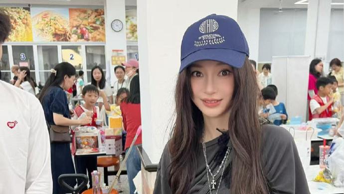Angelababy现身儿子义卖会，素颜摆摊太接地气，路人彻底圈粉