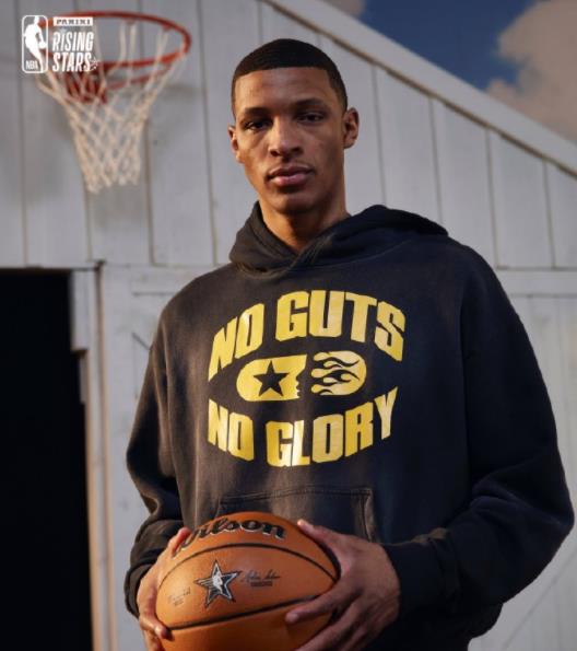 别看杜兰特不能出战，但是最近几场比赛火箭队的另一位主力前锋小史密斯的表现还不错。