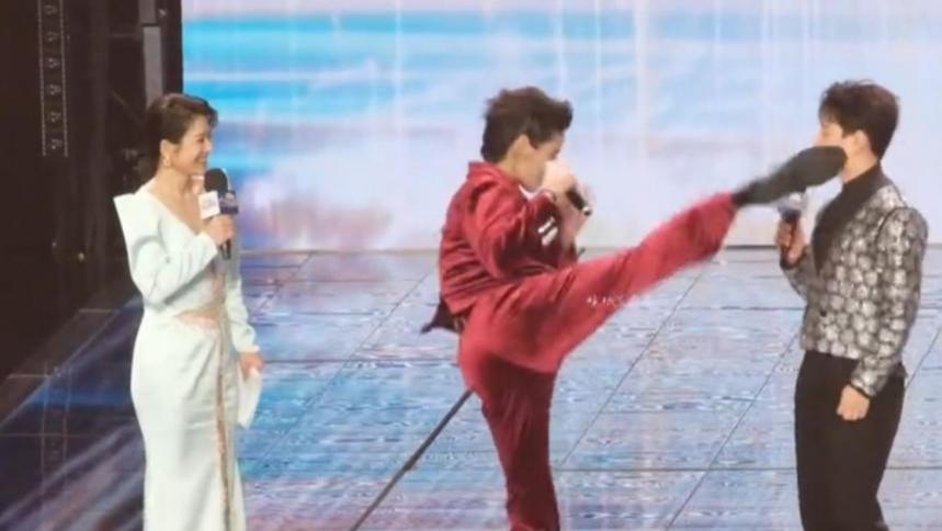 向华强官宣家产归郭碧婷后，向佐首度亮相：这一脚踢出的是话题还是态度？