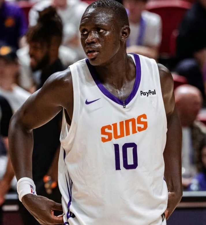 感觉马鲁阿奇在防守端潜力比伊戈达罗大很多

移动不慢护框很好篮下有威慑力，相比之