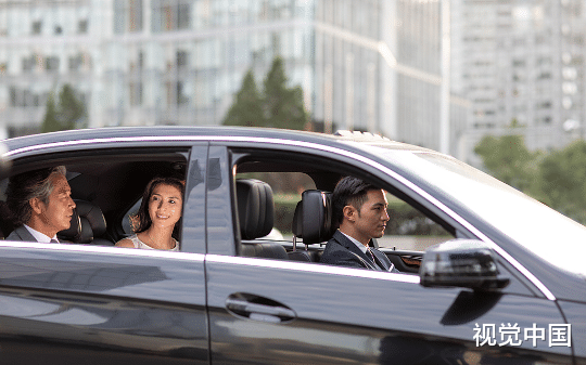 局长着急找县长批文件，却被司机索要“茶水费”，没钱不让进门，局长硬刚到底，连崇宁县长一起送进去