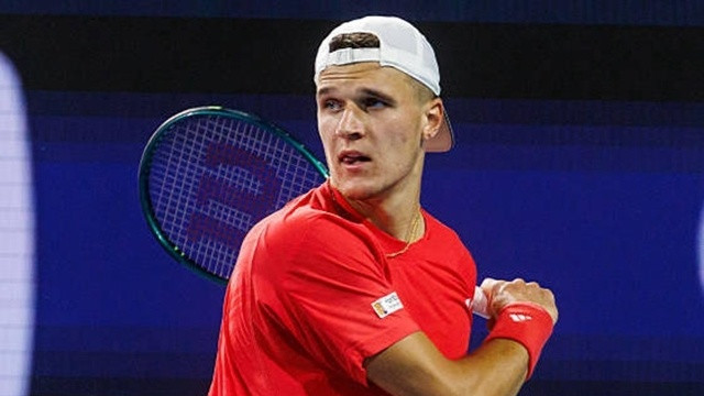 网坛疯狂一战！挽救8个赛点，决胜盘抢七11-13，卫冕冠军昂首倒下