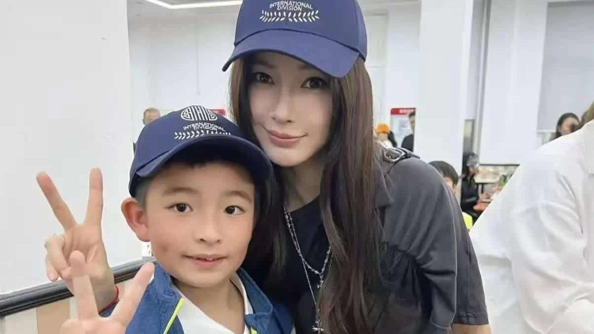 杨颖当摆摊妈妈，小海绵高又帅