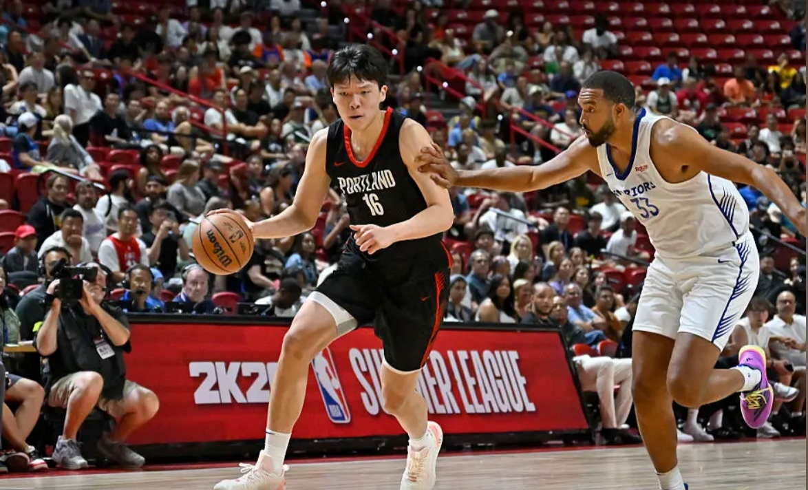 周琦与杨瀚森对比
周琦污点：吃一次鸡蛋饼，杠铃小认为训练量不达，场上一次好后脑接